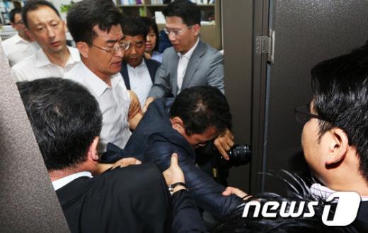 국가정보원과 검찰이 내란예비음모 등 혐의로 이석기 통합진보당 의원의 주거지 등 10곳에 대해 전격 압수수색을 실시한 28일 오전 서울 여의도 국회 의원회관 이석기 의원 사무실에서 국정원 직원들과 통합진보당 관계자들이 격렬한 몸싸움을 벌이고 있다. 2013.8.28/뉴스1  News1   오대일 기자