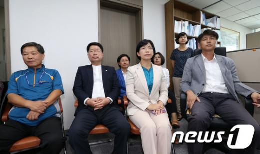 국가정보원과 검찰이 내란예비음모 등의 혐의로 이석기 통합진보당 의원의 주거지 등 10곳에 대해 전격 압수수색을 실시한 28일 통합진보당 이정희 대표와 소속 의원 및 관계자들이 국회 의원회관 이석기 의원 집무실 앞에 앉아 압수수색을 막고 있다. 2013.8.28/뉴스1  News1   오대일 기자