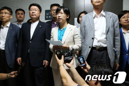 국가정보원과 검찰이 내란예비음모 등 혐의로 이석기 통합진보당 의원의 주거지 등 10곳에 대해 전격 압수수색을 실시한 28일 통합진보당 이정희 대표가 국회 의원회관 이석기 의원 사무실 앞에서 기자회견을 열고 국정원의 압수수색을 규탄하고 있다.이 대표는 이 자리에서 "부정선거의 실체가 드러남에 따라 초유의 위기에 몰린 청와대와 해체 직전의 국정원이 유신시대의 용공조작극을 21세기에 벌인다"고 밝혔다. 2013.8.28/뉴스1  News1   오대일 기자