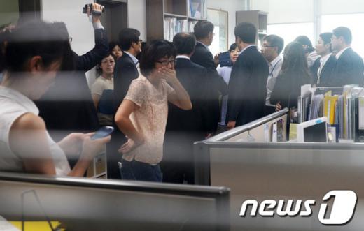 국가정보원과 검찰이 내란예비음모 등 혐의로 이석기 통합진보당 의원의 주거지 등 10곳에 대해 전격 압수수색을 실시한 28일 오전 서울 여의도 국회 의원회관 이석기 의원 사무실에서 국정원 직원들과 통합진보당 관계자들이 언쟁을 벌이고 있다. 2013.8.28/뉴스1  News1   오대일 기자