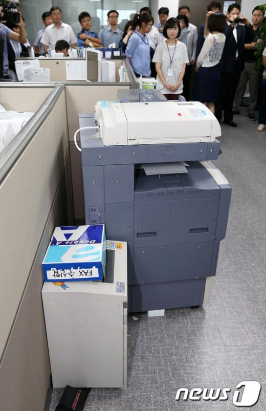 국가정보원과 검찰이 내란예비음모 등의 혐의로 이석기 통합진보당 의원의 주거지 등 10곳에 대해 전격 압수수색을 실시한 28일 국회 의원회관 이석기 의원 사무실에 문서 파쇄기가 놓여 있다. 의원실 관계자들은 국정원의 압수수색이 시작되기 직전 일부 문서를 파쇄했다는 의혹을 받고 있다. 2013.8.28/뉴스1  News1   오대일 기자