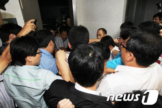 국정원과 검찰이 내란음모와 국가보안법 위반 혐의로 이석기 통합진보당 의원을 비롯한 당직자들에 대한 압수수색을 시도한 28일 저녁 서울 여의도 국회 이석기 의원실 앞에서 당직자들이 추가된 국정원 직원들의 의원실 진입을 막기 위해 몸싸움을 벌이고 있다. 2013.8.28/뉴스1  News1   허경 기자