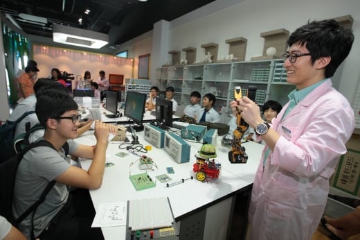 국립중앙과학관 무한상상실 내 IT팹랩에서 카이스트 로봇동아리 학생이 계룡공고2학년 학생들에게 로봇 부품의 원리를 설명하고 있다/사진=한국과학창의재단