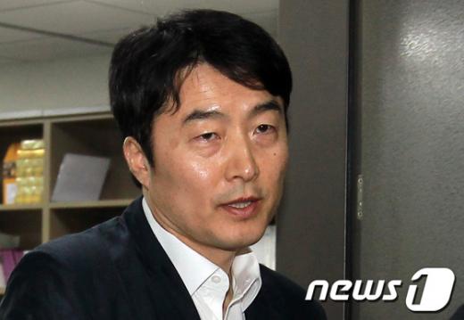 내란음모 및 국가보안법 위반 등의 혐의로 사전구속영장이 청구된 이석기 통합진보당 의원이 30일 오후 서울 여의도 국회 의원회관 사무실을 나와 오병윤 의원실로 이동하고 있다. 2013.8.30/뉴스1 News1 송원영 기자