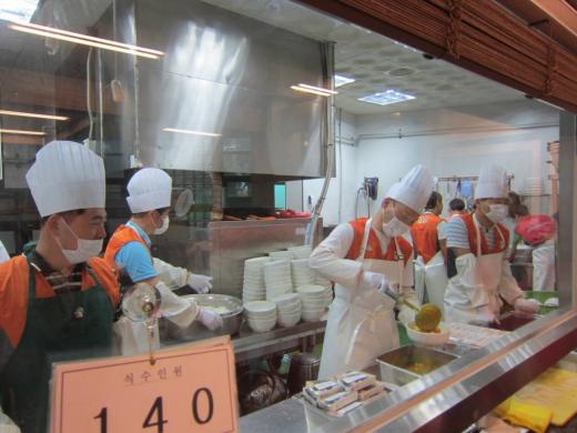 서울 마포구 창전동에 위치한 노인종합복지관을 찾아 급식 봉사활동을 펼친 호반건설 임직원들이 기념사진을 찍고 있다. / 사진제공=호반건설