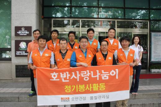 호반건설 임직원들이 서울 성동구 서울숲에서 목재 시설물 보수 봉사활동을 펼치고 있다. / 사진제공=호반건설