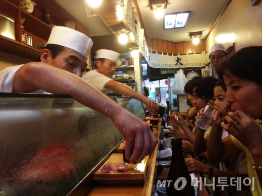 쓰키지 어시장의 인기 초밥집 '다이와스시' 좁은 식당에 자리를 얻기 위해 토요일이면 2~3시간은 기다려야 한다/도쿄=이지혜 기자