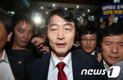 이석기 의원이 4일 오후 서울 여의도 국회 의원회관 의원실에서 법원의 구인장을 집행하는 국정원 직원에 연행되고 있다. 내란음모 혐의를 받고 있는 이석기 통합진보당 의원의 체포동의안은 이날 국회 본회의에서 표결로 통과됐다. 2013.9.4/뉴스1  News1   송원영 기자