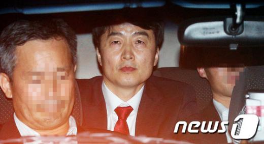 통합진보당 이석기 의원이 4일 오후 서울 여의도 국회 의원회관 의원실에서 법원의 구인장을 집행하는 국정원 직원에 연행되 수원지법으로가는 차량에 탑승해 있다. 내란음모 혐의를 받고 있는 이 의원의 체포동의안은 이날 국회 본회의에서 표결로 통과됐다. 2013.9.4/뉴스1   News1   오대일 기자