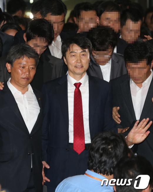 통합진보당 이석기 의원이 4일 오후 서울 여의도 국회 의원회관 의원실에서 법원의 구인장을 집행하는 국정원 직원에 연행되고 있다. 내란음모 혐의를 받고 있는 이 의원의 체포동의안은 이날 국회 본회의에서 표결로 통과됐다. 2013.9.4/뉴스1   News1   송원영 기자