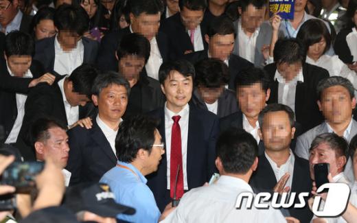 통합진보당 이석기 의원이 4일 오후 서울 여의도 국회 의원회관 의원실에서 법원의 구인장을 집행하는 국정원 직원에 연행되고 있다. 내란음모 혐의를 받고 있는 이 의원의 체포동의안은 이날 국회 본회의에서 표결로 통과됐다. 2013.9.4/뉴스1  News1   송원영 기자