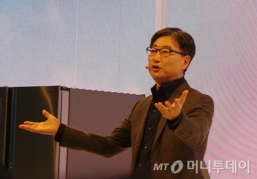 윤부근 삼성전자 CE(소비자가전)부문 사장이 5일(현지시간) 독일 베를린의 '메세 베를린'에서 열린 '삼성전자 IFA 2013 프레스 컨퍼런스'에서 발표하고 있다. /사진=정지은 기자