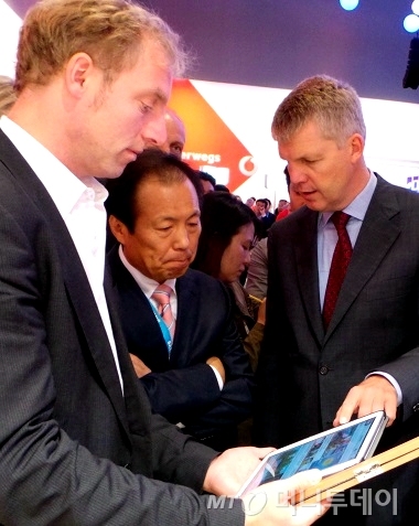 신 사장이 보다폰 고위 관계자들로 부터 '갤럭시 탭2'에 뉴스제공 서비스를 결합한 아이템을 소개받고 있다. /사진=정지은 기자