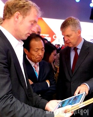 신종균 삼성전자 IM담당 대표이사는 6일 IFA 2013에서 보다폰 고위 관계자들로 부터 '갤럭시 탭2'에 뉴스제공 서비스를 결합한 아이템을 소개받고 있다./사진=정지은 기자.