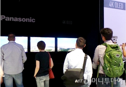 파나소닉이 6일(현지시간) 독일 베를린 'IFA 2013'에서 선보인 UHD OLED TV에 많은 관람객들이 관심을 나타내고 있다. /사진=정지은 기자