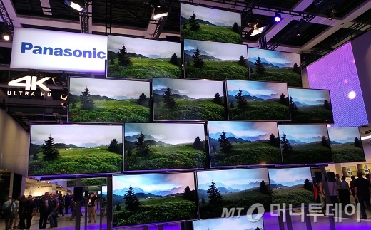 중국 TCL이 'IFA 2013'에 전시한 '프레임 TV'(위)는 LG전자가 선보인 OLED TV 신제품인 '갤러리 올레드 TV'(아래)를 연상케 한다. /사진=서명훈 기자