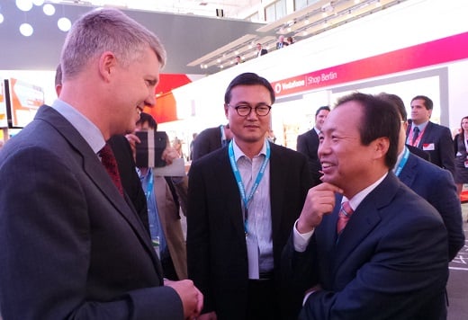 신종균 삼성전자 IM(IT·모바일)담당 사장이 'IFA 2013' 개막 당일 다국적 통신업체 보다폰 독일법인의 옌스 슐테-보쿰 최고경영자(CEO)를 만나 인사를 나누고 있다. /사진=정지은 기자