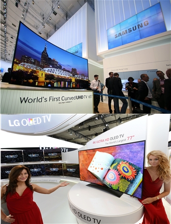 삼성전자가 이번 IFA 2013에서 세계 최초로 선보인 65형 커브드 UHD TV(LED TV, 상)와 LG전자가 공개한 세계 최대 77형 울트라HD 곡면 올레드(OLED) TV(아래)./사진제공=각사.
