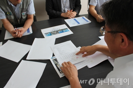 금감원 검사역이 서울 용산의 한 PF사업장 사무실에서 시공사와 시행사, 금융회사 관계자들을 상대로 공사 진행 상황 등을 점검하고 있다/사진=박종진 기자