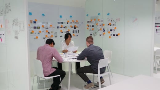 삼성전자 유럽 디자인 하우스에 마련된 회의실에는 각종 아이디어가 담긴 쪽지들이 빼곡히 붙어 있다./사진=서명훈 기자.