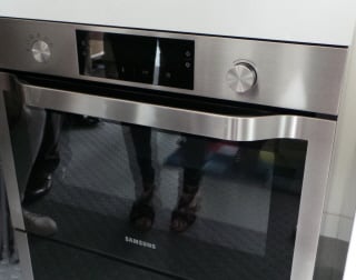 손잡이가 일체형으로 디자인된 삼성전자 오븐./사진=서명훈 기자.