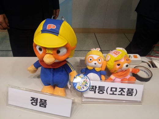 정품 뽀로로 제품(왼쪽)과 마시뽀로 등 모조품(오른쪽)의 비교 /사진=박창욱 기자