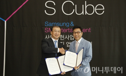 서준희 삼성사회봉사단 사장(왼쪽)과 이수만 SM엔터테인먼트 회장(오른쪽)이 10일 서울 서초동 삼성물산 33층 비전홀에서 업무협약서 서명 후 악수하고 있다./사진제공=삼성.