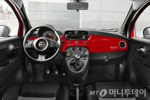 피아트 친퀘첸토 라운지 내부 /사진제공=크라이슬러 코리아