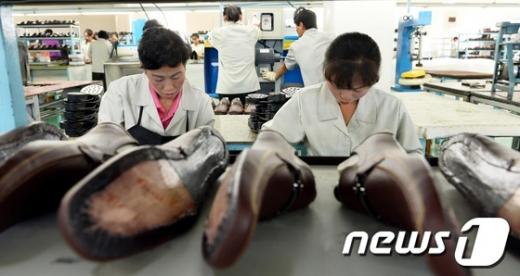 개성공단이 지난 4월 3일 북한의 일방적인 통행 제한 조치로 가동 중단된지 160여 일 만에 재가동된 가운데 17일 오전 북한 개성시 봉동리 개성공단 J&J에서 근로자들이 제품을 생산하고 있다. 2013.09.17/뉴스1  News1 사진공동취재단