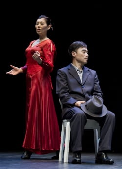 미술 애호가이자 컬렉터인 헬렌(채국희 분)이 광부 올리버(강일신 분)에게 후원을 하겠다며 전업 작가의 길을 제안하고 있다. 배우 채국희는 등장하는 장면이 많지 않았음에도 캐릭터의 볼륨감을 살려 극에 활력을 더했다. /사진제공=명동예술극장