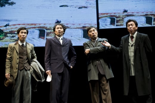 테이트미술관에 간 광부들이 그림을 감상하며 느낌을 서로 공유하고 있다. /사진제공=명동예술극장