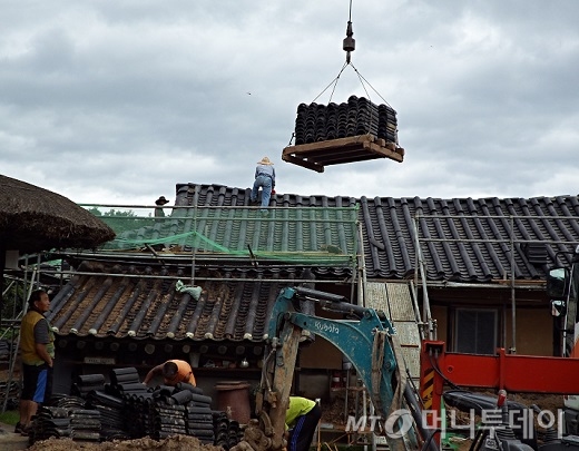 고성 왕곡마을 기와집. 기와 교체 작업이 한창이다. / 사진=김유경기자