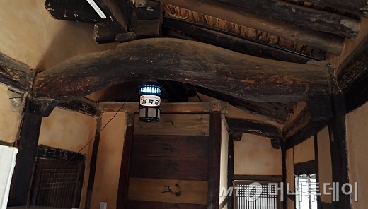 고성 왕곡마을 기와집 내부. 뒤틀린 홍송 목재가 멋스럽고 견고해보인다. / 사진=김유경기자