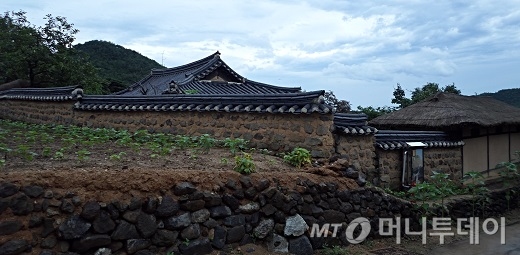 고성 왕곡마을 기와집과 초가집 전경 / 사진=김유경기자