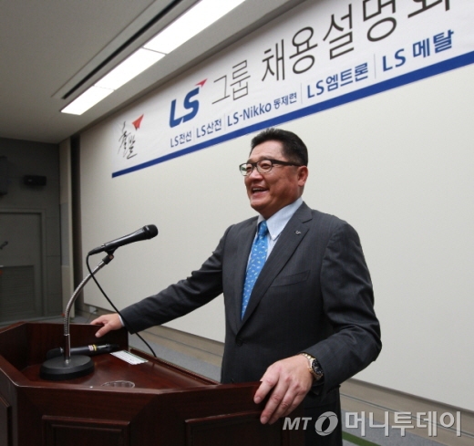 서울대 LS그룹 채용설명회에 참석, 학생들에게 직접 회사 인재상을 설명하고 있는 구자균 LS전선 부회장. /사진제공=LS전선