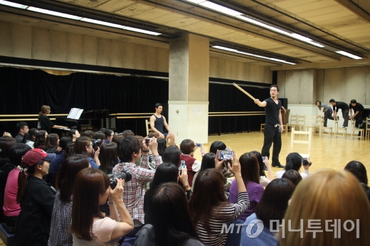 2011년 초연했던 음악극 <더 코러스; 오이디푸스>가 오는 9~20일 앵콜공연에 앞서 지난달 26일 오픈 리허설을 진행했다. 이날 LG아트센터 리허설룸에는 약 80여명의 관객들이 주요장면 시연 및 리허설 과정을 감상했다. /사진제공=LG아트센터