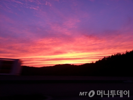 2013년 10월5일 오후 6시15분경, 완순고속도로 지리산 인근에서 바라본 서쪽 노을. /사진=홍찬선