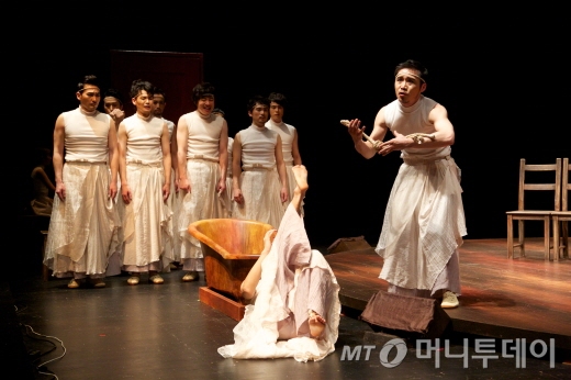 '더 코러스; 오이디푸스'는 제목에서 알 수 있듯이 14명의 코러스가 주체가 되어 극을 이끈다. /사진제공=LG아트센터