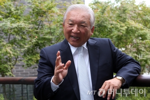 ↑조태권 광주요그룹 회장이 서울시 한남동 한식당 '비채나'에서 환하게 웃으며 앞으로의 비전을 설명하고 있다. ⓒ임성균 기자