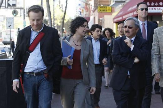 에드윈 리 시장이 취임직후인 2011년 트위터 직원들과 센트럴 마켓 거리를 걷는 모습. <출처:샌프란시스코 크로니클>