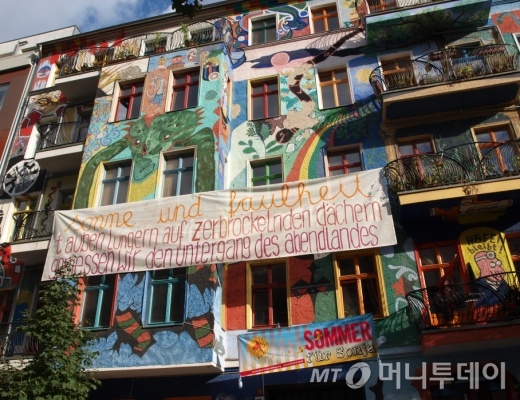 독일 베를린 인근의 '공동체주택'. 주택 벽면에 "햇빛과 게으름을 즐긴다. 부서진 지붕 아래 내려앉아 우리는 서구 유럽 문화가 무너지는 것을 즐긴다"는 문구가 눈에 띤다./사진=송학주 기자
