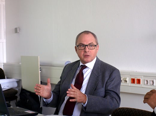 독일 베를린시청 도시계획과 프리텔름 니츠씨가 베를린 '사회주택'에 대해 설명을 하고 있다./사진=송학주 기자