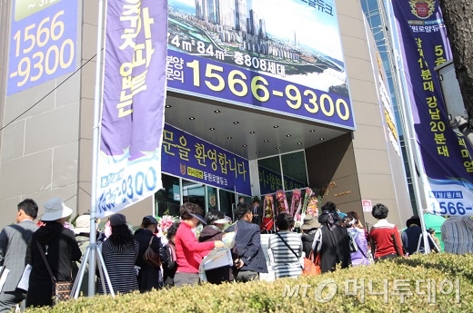 서울 송파구 풍납동에 마련된 하남 미사강변도시 '동원로얄듀크' 모델하우스에 많은 인파가 몰리며 줄서서 입장하는 진풍경이 연출됐다.