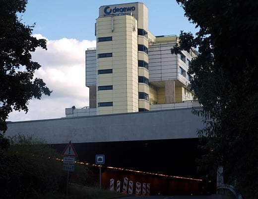 독일 베를린 근교의 '슐랑켄 바더 슈트라세(Schlangenbader strabe)'. 이곳은 독일 '아우토반' 104번 고속도로 위에 지어진 대규모 아파트 단지다. /사진=송학주 기자