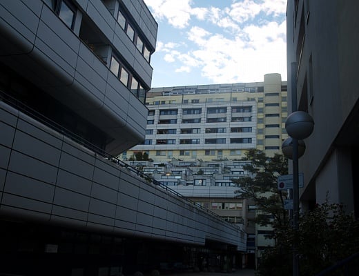 독일 베를린 근교의 '슐랑켄 바더 슈트라세(Schlangenbader strabe)' 단지 내 상가. 상가 사이로 단지가 보인다./사진=송학주 기자