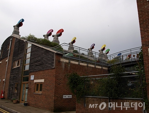 영국 런던 '베드제드(BedZED)' 친환경 단지. 자연 통풍과 환기를 위한 굴뚝이 독특하다./사진=송학주 기자
