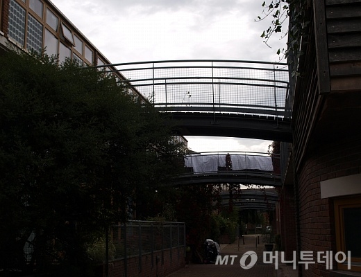 영국 런던 '베드제드(BedZED)' 친환경 단지 주택은 주민 소통을 위해 구름사다리가 설치돼 있다. 단지 곳곳에 설치된 조경수들도 눈에 띤다./사진=송학주 기자