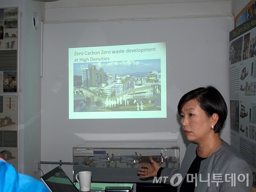 영국 런던 '베드제드' 친환경 단지를 설계한 빌던스터 건축사무소의 한국담당 이인선 건축가가 탄소 배출을 하지 않는 '패시브하우스' 건축 기법을 설명하고 있다./사진=송학주 기자