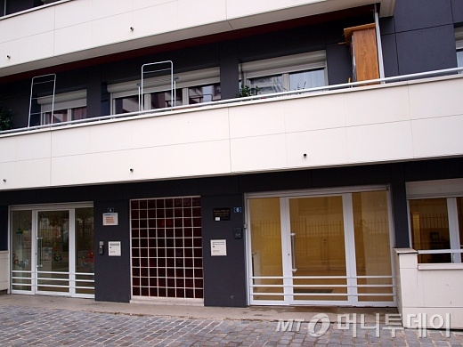 프랑스 파리의 공공임대주택 단지인 큐리알지구의 사회주택 모습. 1층에 치과와 보건소가 위치해 있다./사진=송학주 기자