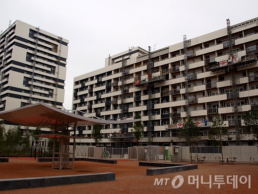 프랑스 파리의 공공임대주택 단지인 큐리알지구의 사회주택 모습. 난방비를 줄이기 위한 단열재 리모델링 공사가 한창 진행중이다./사진=송학주 기자